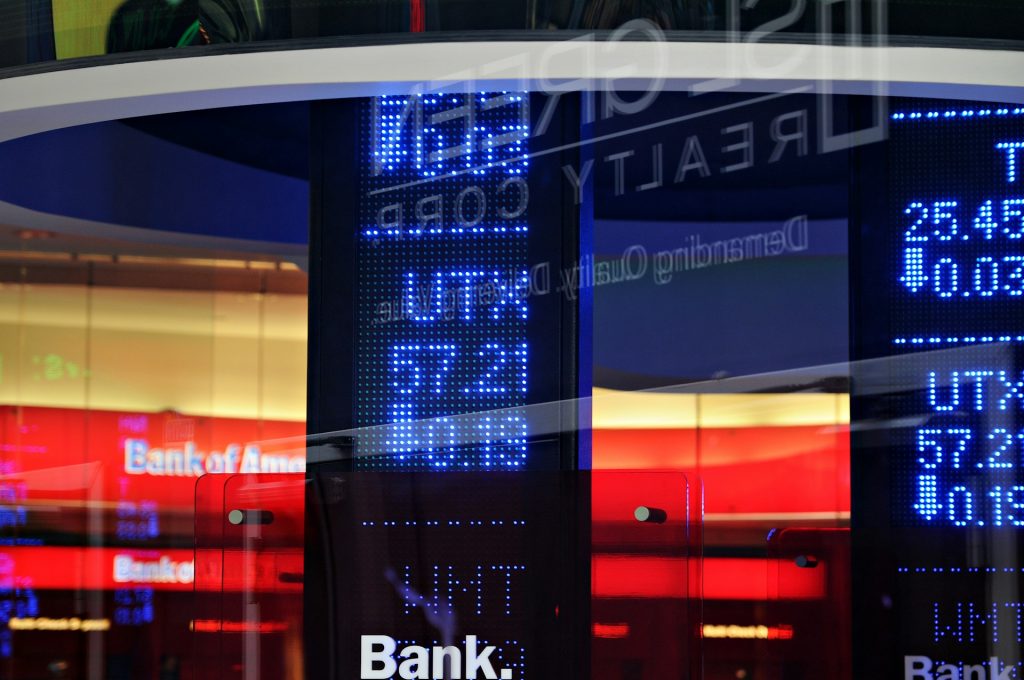 US Markets Mixed as Auto Industry Faces Mounting Crisis